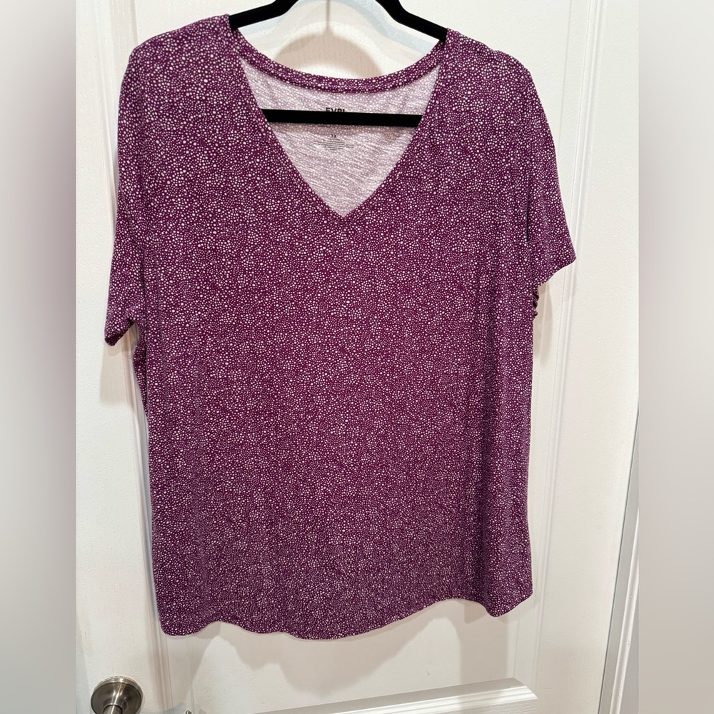 EVRI Short Sleeve V-neck Purple & White T-shirt Size 1x NWOT